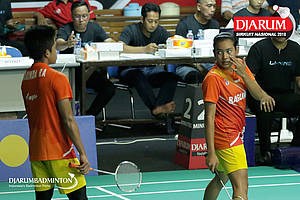 Rafif Akhmad Harinda/Aisyah Salsabila Putri Pranata (Sekolah Khusus Olahraga Ragunan) berkoordinasi sebelum melakukan serve.
