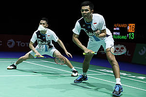 Fajar Alfian/Muhammad Rian Ardianto (Indonesia) bersiap menghadang serangan.