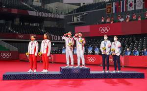 Ganda putri Indonesia, Greysia Polii/Apriyani Rahayu (tengah) mempersembahkan medali emas untuk Indonesia di ajang Olimpiade Tokyo 2020. (Foto: BADMINTONPHOTO - Yves Lacroix)