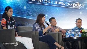 Kepala Bidang Pembinaan dan Prestasi PP PBSI, Susy Susanti (dua dari kiri) dan Sekretaris Jenderal PP PBSI, Achmad Budiharto (dua dari kanan) saat menghadiri konfrensi pers Blibli Indonesia Open 2019 BWF World Tour Super 1000.
