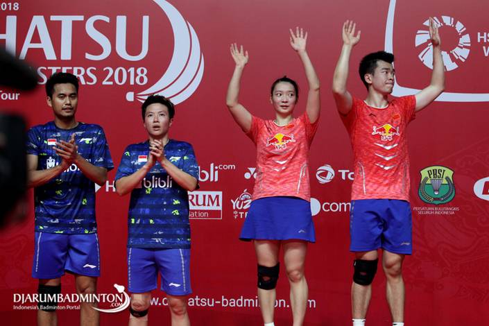 Zheng Siwei/Huang Yaqiong (kanan) saat atu podium bersama Tontowi Ahmad/Liliyana Natsir.
