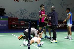 Yeremia Erich Yoche Yacob Rambitan mengalami cedera di laga perempat final Indonesia Open 2022 (Djarum Badminton)