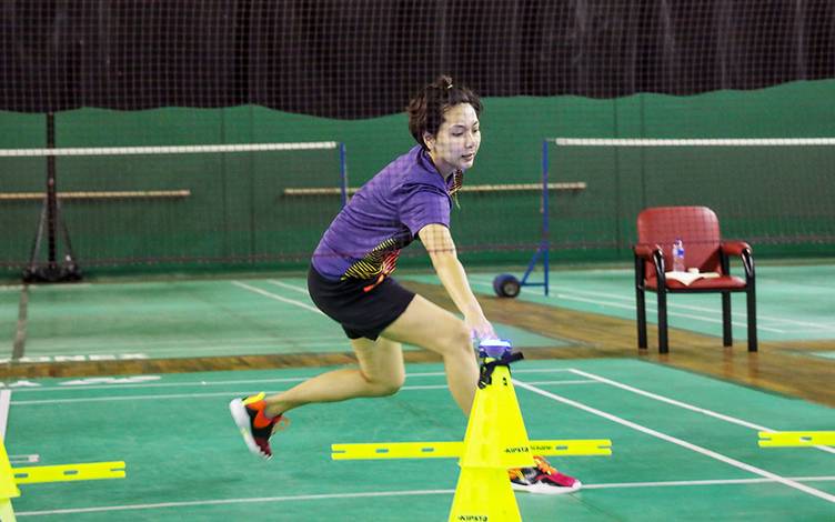 Pemain ganda campuran Indonesia, Gloria Emanuelle Widjaja saat melatih refleks kecepatan. (Foto: PP PBSI)