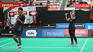 Selebrasi kemenangan Moh. Rezky Alfarez/Denisa Dwi Syawaliah Budiani (Sekolah Khusus Olahraga Ragunan/PB Jaya Raya Jakarta).
