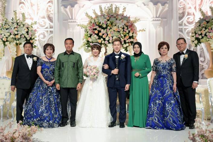 Menpora Imam Nahrawi bersama istrinya Shobibah Rohmah menghadiri pernikahan Marcus Fernaldi Gideon dan Agnes Amelinda Mulyadi di Grand Ballroom Hotel Fairmont, Jakarta, Sabtu (14/4) malam.