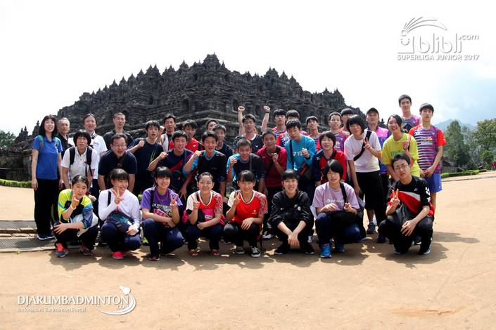 Para Atlet Asing Peserta Superliga Junior 2017 Berfoto Dengan Latar Candi Borobudur