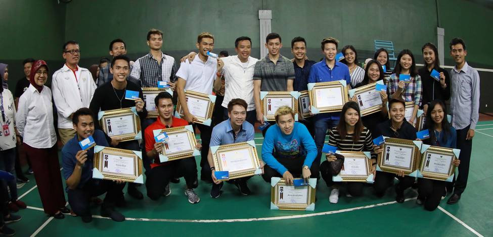 Tim bulutangkis Indonesia menerima penghargaan.