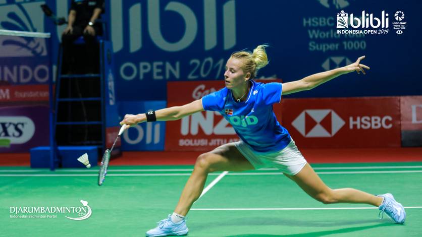 Tunggal putri Denmark, Mia Blichfeldt mengembalikan shuttlecock.