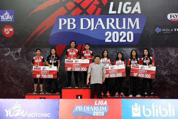 Program Director Bakti Olahraga Djarum Foundation sekaligus Ketua Umum PB Djarum Kudus, Yoppy Rosimin (bawah) bersama para juara ganda putri U-13 Liga PB Djarum 2020. Program Director Bakti Olahraga Djarum Foundation sekaligus Ketua Umum PB Djarum Kudus, Yoppy Rosimin (bawah) bersama para juara ganda putri U-13 Liga PB Djarum 2020.