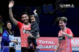 Tontowi Ahmad (kiri) memutuskan gantung raket pada 18 Mei 2020.