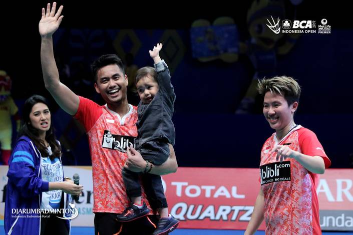 Tontowi Ahmad (kiri) memutuskan gantung raket pada 18 Mei 2020. Tontowi Ahmad (kiri) memutuskan gantung raket pada 18 Mei 2020.