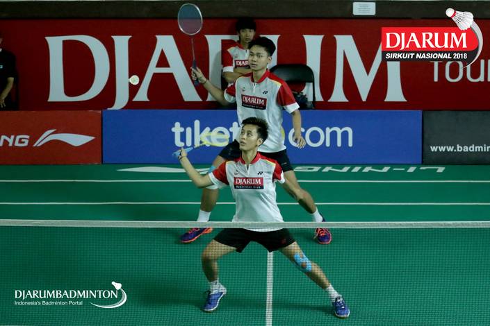 I Putu Pande Sheva Brahmantya Putra/Aldira Rizki Putri (PB Djarum Kudus) bersiap menyambut pengembalian. I Putu Pande Sheva Brahmantya Putra/Aldira Rizki Putri (PB Djarum Kudus) bersiap menyambut pengembalian.