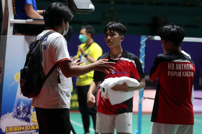 Bagas Mahardika dan para pemain Pupuk Kaltim Badminton Club (Dok. YUZU Isotonic Akmil Open 2021) Bagas Mahardika dan para pemain Pupuk Kaltim Badminton Club (Dok. YUZU Isotonic Akmil Open 2021)