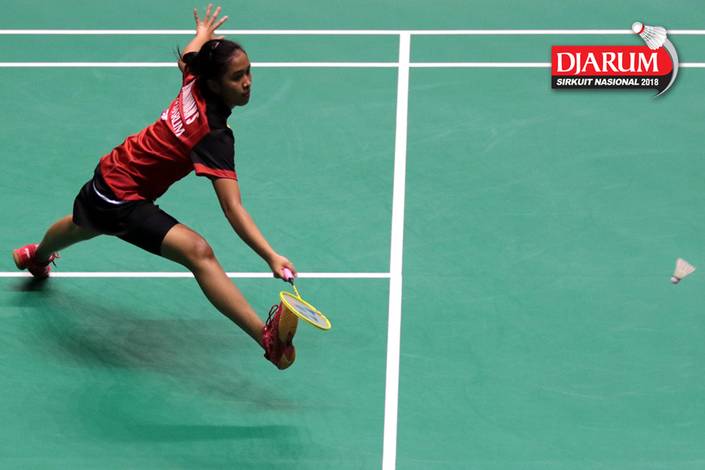 Sheila Dinda Kurniawan (PB Djarum Kudus) bersiap menggapai pengembalian. Sheila Dinda Kurniawan (PB Djarum Kudus) bersiap menggapai pengembalian.