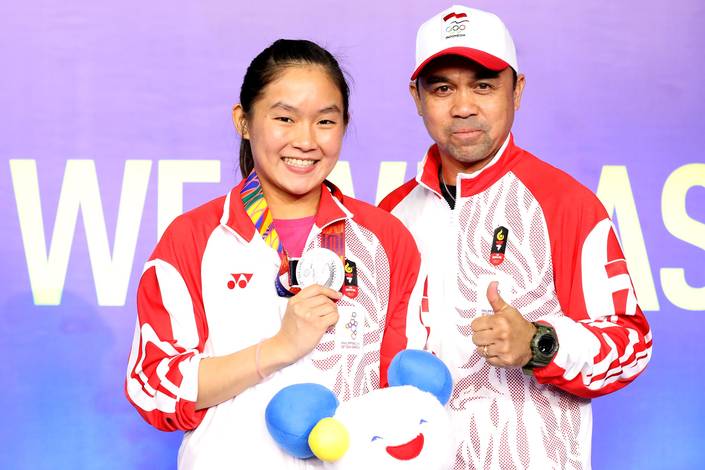Kepala Bidang Pembinaan dan Prestasi PP PBSI 2020-2024, Rionny Mainaky (kanan) bersama pemain tunggal putri Indonesia, Ruselli Hartawan. (Foto: PBSI) Kepala Bidang Pembinaan dan Prestasi PP PBSI 2020-2024, Rionny Mainaky (kanan) bersama pemain tunggal putri Indonesia, Ruselli Hartawan. (Foto: PBSI)