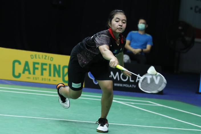 Asty Dwi Widyaningrum menghadang serangan. Asty Dwi Widyaningrum menghadang serangan.