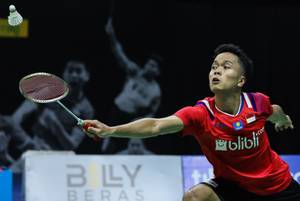 Anthony Sinisuka Ginting mengembalikan shuttlecock.