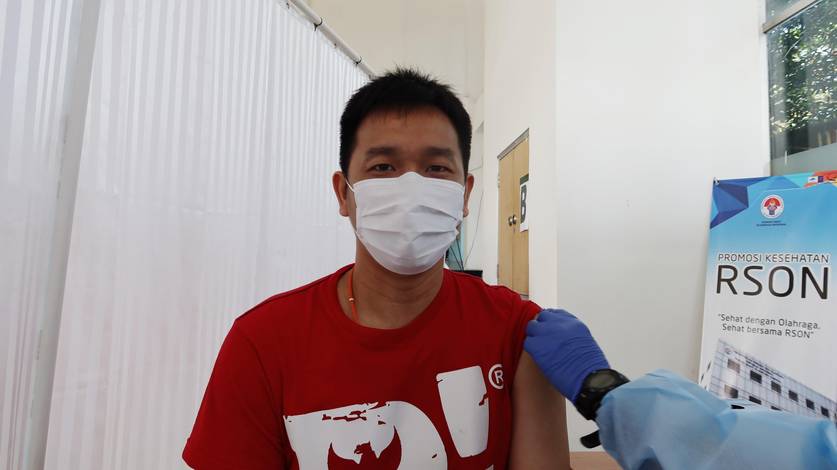 Pemain ganda putra Indonesia, Hendra Setiawan saat menerima vaksin tahap kedua. (Foto: PP PBSI) Pemain ganda putra Indonesia, Hendra Setiawan saat menerima vaksin tahap kedua. (Foto: PP PBSI)