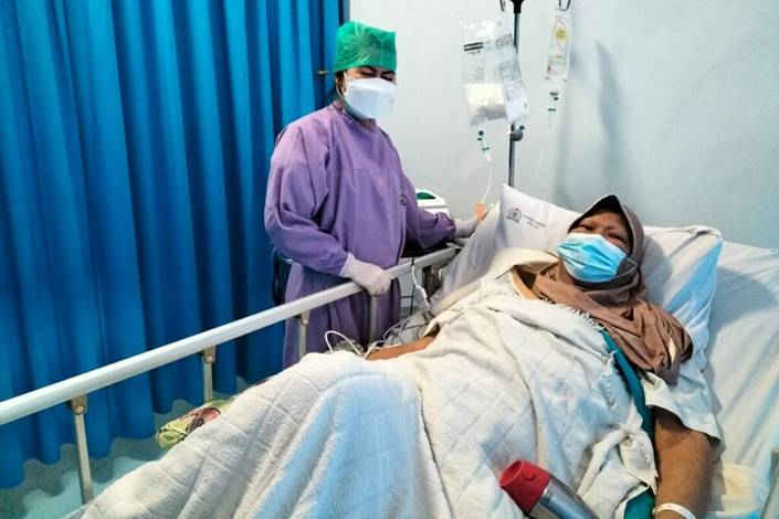 Verawaty Fajrin terbaring di RS Dharmais karena menderita sakit kanker paru-paru (Foto: Dok. Rosiana Tendean) Verawaty Fajrin terbaring di RS Dharmais karena menderita sakit kanker paru-paru (Foto: Dok. Rosiana Tendean)