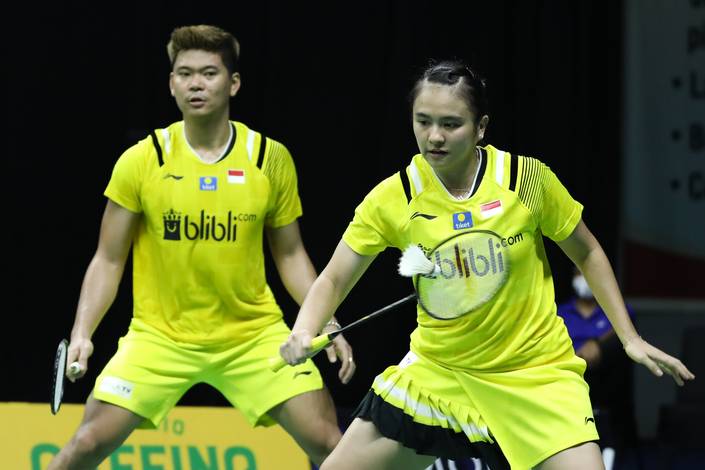 Praveen Jordan/Melati Daeva Oktavianti mengembalikan shuttlecock. Praveen Jordan/Melati Daeva Oktavianti mengembalikan shuttlecock.
