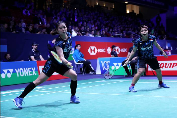 Greysia Polii/Apriyani Rahayu mengembalikan shuttlecock. Greysia Polii/Apriyani Rahayu mengembalikan shuttlecock.