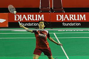 Ruzana (PB Djarum Kudus) bersiap menyambar pengembalian tanggung.