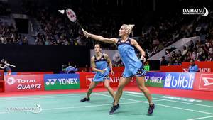 Stefani Stoeva/Gabriela Stoeva (Bulgaria) mengembalikan shuttlecock.