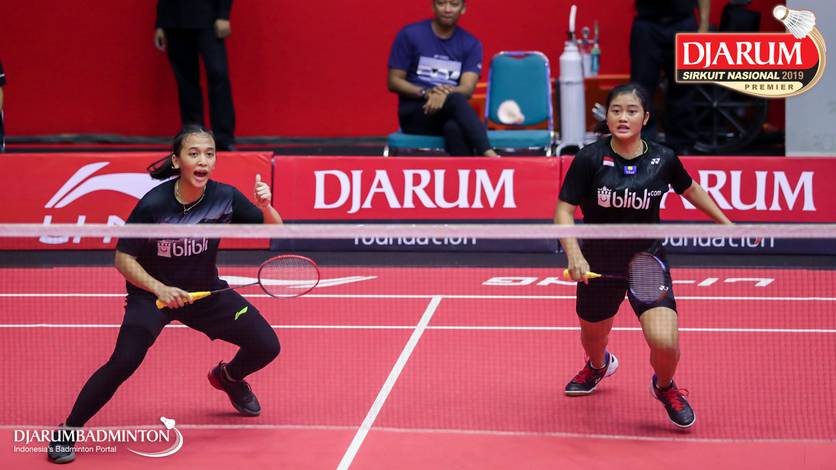 Amalia Cahaya Pratiwi/Febriana Dwipuji Kusuma bersiap menggapai pengembalian. Amalia Cahaya Pratiwi/Febriana Dwipuji Kusuma bersiap menggapai pengembalian.