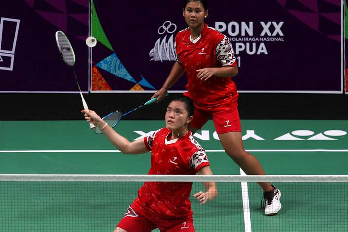 Serena Kani/Tryola N dalam pertandingan penyisihan grup beregu putri bulu tangkis PON Papua 2021 di GOR Waringin, Jayapura (PON Papua 2021/Hadi Abdulloh) Serena Kani/Tryola N dalam pertandingan penyisihan grup beregu putri bulu tangkis PON Papua 2021 di GOR Waringin, Jayapura (PON Papua 2021/Hadi Abdulloh)