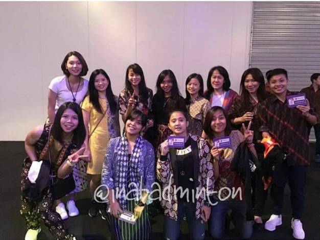 Tim Putri Merah Putih Memakai Batik