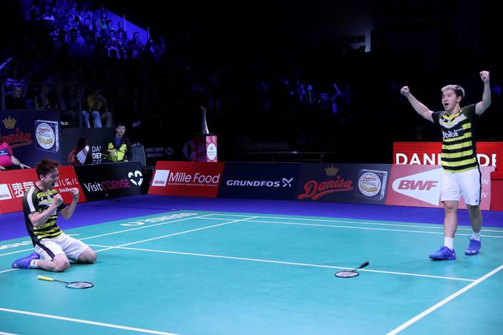 Selebrasi kemenangan Kevin Sanjaya Sukamuljo/Marcus Fernaldi Gideon. Selebrasi kemenangan Kevin Sanjaya Sukamuljo/Marcus Fernaldi Gideon.