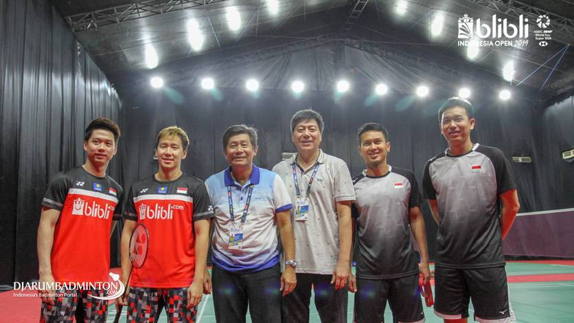 Hendra Setiawan/Mohammad Ahsan (kanan) dan Kevin Sanjaya Sukamuljo/Marcus Fernaldi Gideon bersama para pelatih. Hendra Setiawan/Mohammad Ahsan (kanan) dan Kevin Sanjaya Sukamuljo/Marcus Fernaldi Gideon bersama para pelatih.