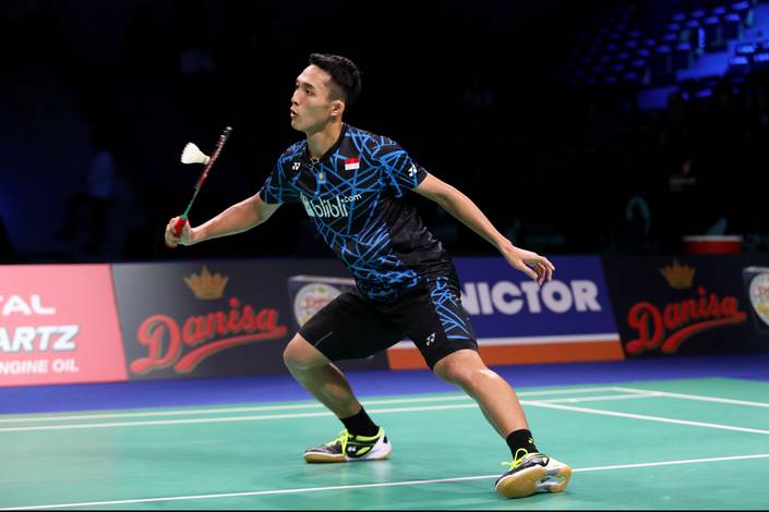 Jonatan Christie menghadang serangan. Jonatan Christie menghadang serangan.
