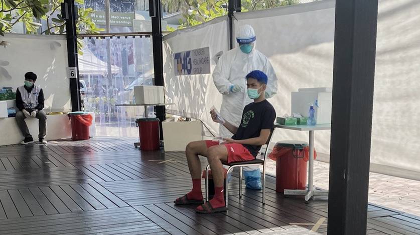 Pemain ganda putra Indonesia, Fajar Alfian ketika hendak menjalani swab tes PCR. (Foto: PBSI) Pemain ganda putra Indonesia, Fajar Alfian ketika hendak menjalani swab tes PCR. (Foto: PBSI)