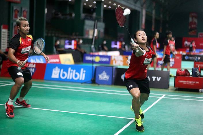 Rehan Naufal Kusharjanto/Lisa Ayu Kusumawati mengembalikan shuttlecock. Rehan Naufal Kusharjanto/Lisa Ayu Kusumawati mengembalikan shuttlecock.