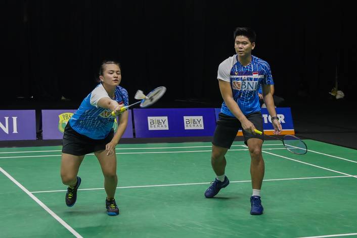 Praveen Jordan/Melati Daeva Oktavianti (Indonesia) menghadang pengembalian. (Foto: PP PBSI) Praveen Jordan/Melati Daeva Oktavianti (Indonesia) menghadang pengembalian. (Foto: PP PBSI)