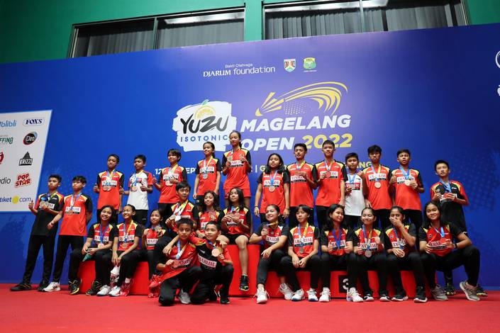 Para atlet PB Djarum peraih gelar juara pada Yuzu Isotonic Magelang Open 2022 (Djarum Badminton) Para atlet PB Djarum peraih gelar juara pada Yuzu Isotonic Magelang Open 2022 (Djarum Badminton)