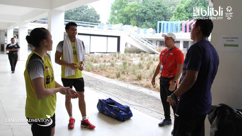 Kepala Pelatih Ganda Campuran Indonesia, Richard Mainaky (merah) saat memberikan arahan kepada Tontowi Ahmad/Winny Oktavina Kandow. Kepala Pelatih Ganda Campuran Indonesia, Richard Mainaky (merah) saat memberikan arahan kepada Tontowi Ahmad/Winny Oktavina Kandow.