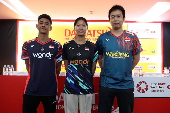 Alwi Farhan, Putri Kusuma Wardani, & Hendra Setiawan (Djarum Badminton/Edward Luhukay) Alwi Farhan, Putri Kusuma Wardani, & Hendra Setiawan (Djarum Badminton/Edward Luhukay)
