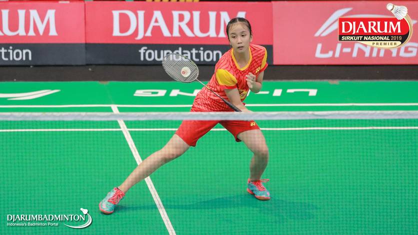 Kyla Legiana Agatha (SGS PLN) menghadang serangan. Kyla Legiana Agatha (SGS PLN) menghadang serangan.