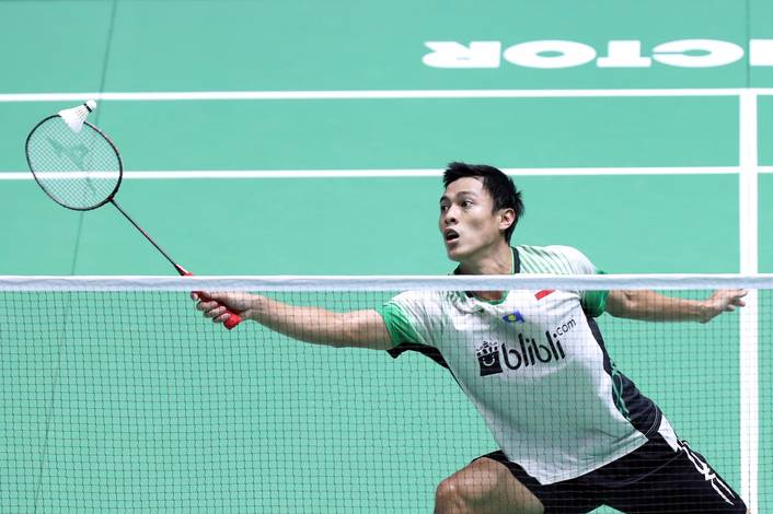 Shesar Hiren Rhustavito (Indonesia) mengembalikan shuttlecock. Shesar Hiren Rhustavito (Indonesia) mengembalikan shuttlecock.