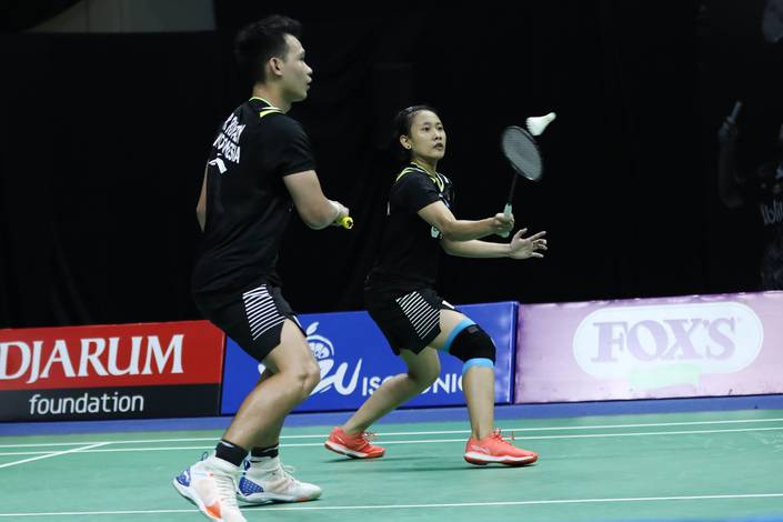 Rinov Rivaldy/Pitha Haningtyas Mentari mengembalikan shuttlecock. Rinov Rivaldy/Pitha Haningtyas Mentari mengembalikan shuttlecock.
