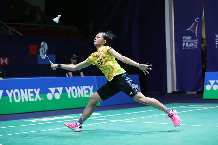 Fitriani mengembalikan shuttlecock. Fitriani mengembalikan shuttlecock.