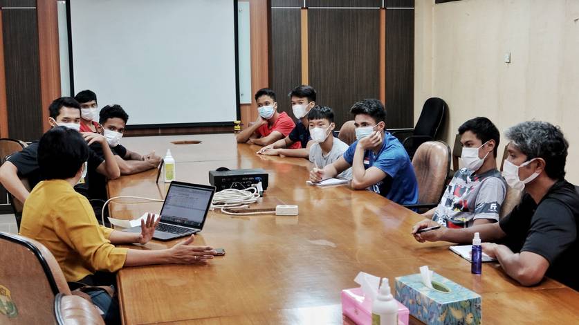 Tim tunggal putra Indonesia saat mendapatkan pengarahan dari dokter ahli gizi. (Foto: PP PBSI) Tim tunggal putra Indonesia saat mendapatkan pengarahan dari dokter ahli gizi. (Foto: PP PBSI)