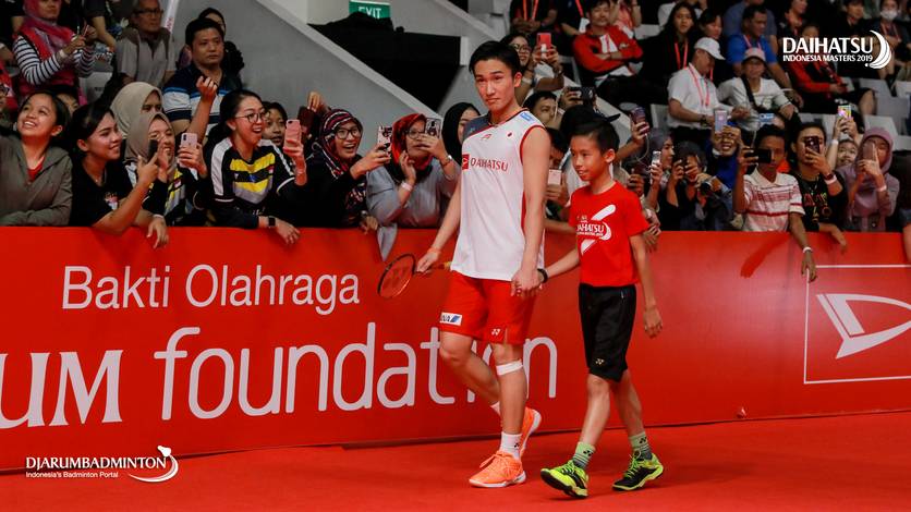 Kento Momota (Jepang) saat hendak memasuki lapangan pertandingan. Kento Momota (Jepang) saat hendak memasuki lapangan pertandingan.