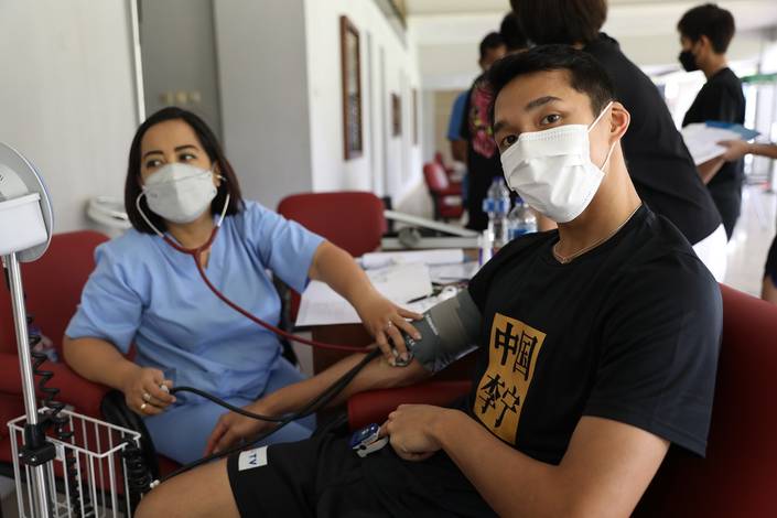 Jonatan Christie (kanan) saat menjalani tes kesehatan. (Foto: PP PBSI) Jonatan Christie (kanan) saat menjalani tes kesehatan. (Foto: PP PBSI)