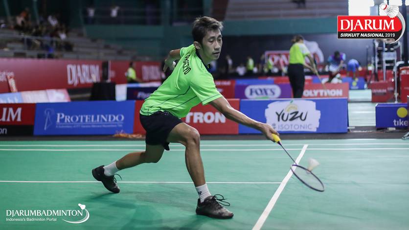 Wisnu Yuli Prasetyo (PB Pertamina Fastron) mengembalikan shuttlecock. Wisnu Yuli Prasetyo (PB Pertamina Fastron) mengembalikan shuttlecock.