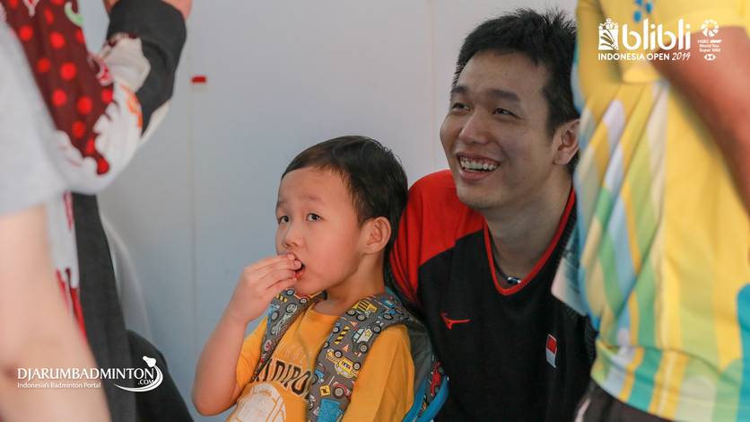 Hendra Setiawan bersama putranya. Hendra Setiawan bersama putranya.