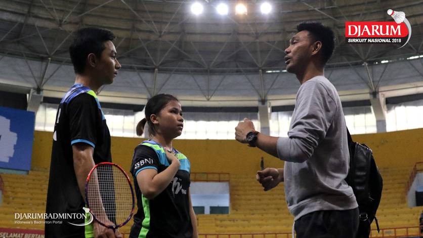 Ardiansyah Putra (kanan) saat memberikan pengarahan kepada anak asuhannya. Ardiansyah Putra (kanan) saat memberikan pengarahan kepada anak asuhannya.