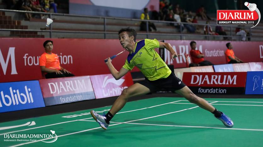 Andreas Prayar Lumintang (PB Pioner Manado) berusaha menggapai pengembalian. Andreas Prayar Lumintang (PB Pioner Manado) berusaha menggapai pengembalian.